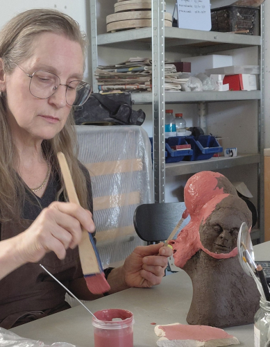 portret beeldend kunstenaar Monique Sleegers beeld glazuren in t atelier