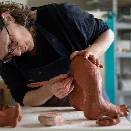 beeldend kunstenaar Monique Sleegers in atelier aan t werk